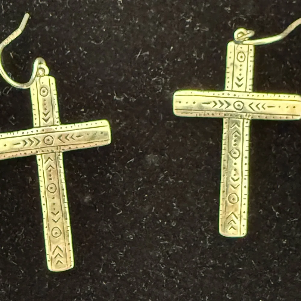 Elegant Silver Cross Earrings
SILPADA .925 SILVER - Picture 4 of 4